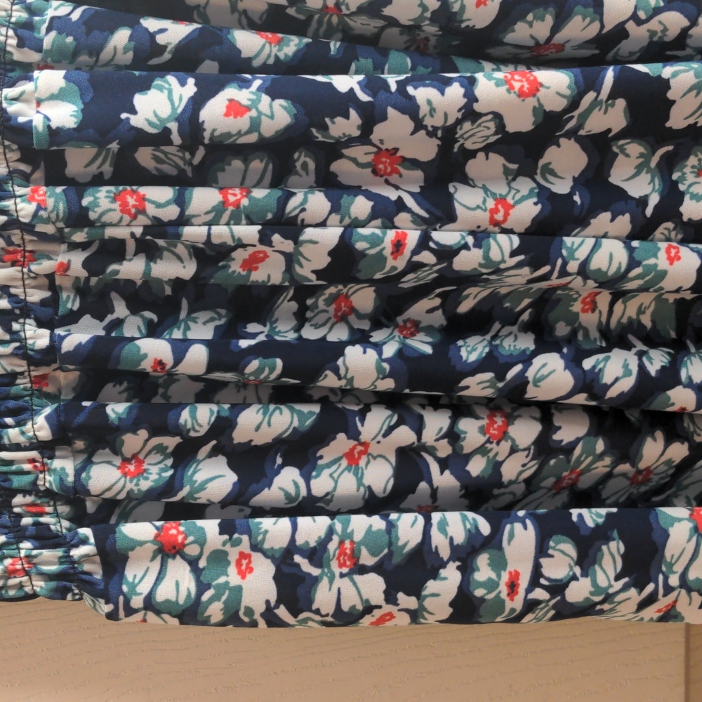 V neck Floral Romper w pockets - Picture 2 of 5